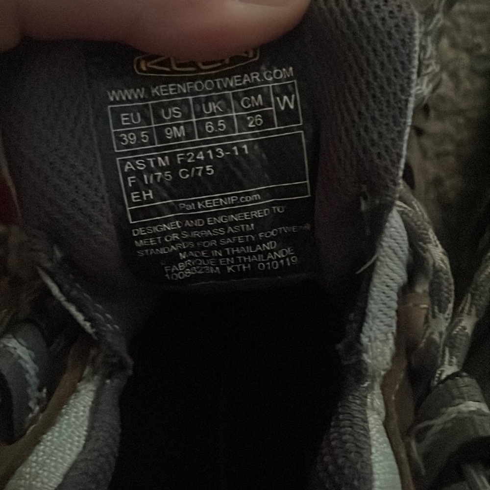 Size 9 women’s keen steel toe ankle boots. VGUC. Worn once or twice.